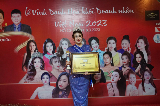 Doanh nhân Mai Quế - CEO công ty Qmm Beauty Spa đạt giải hạng mục Hoa khôi Doanh nhân Tài sắc Việt Nam.