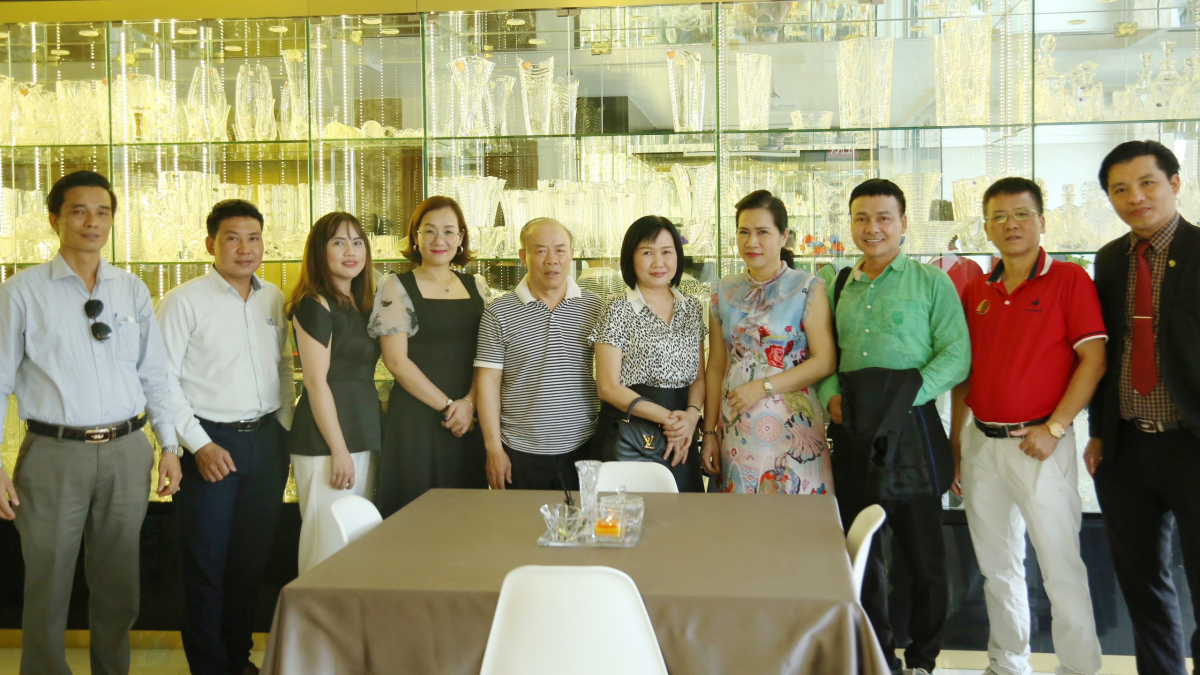 Ban chấp hành CLB Doanh Nhân việt Nam đến thăm cửa hàng Pha Lê tại số 31- 33 Nguyễn Bặc, Tân Bình, TP.HCM