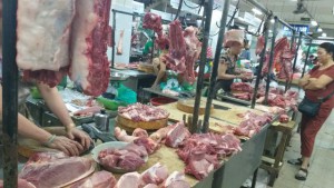 Thiếu hụt 200.000 tấn thịt lợn, doanh nghiệp đồng tình giữ giá bán