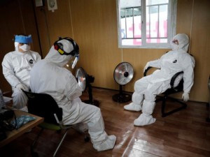 Nhân viên y tế nghỉ giải lao tại một trạm kiểm tra COVID-19 ở Trung tâm Y tế Đại học Yeungnam, Daegu (Hàn Quốc). Ảnh: REUTERS