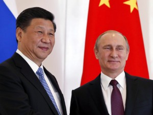 Chủ tịch Trung Quốc Tập Cận Bình (trái) và Tổng thống Nga Vladimir Putin (phải) trong hội nghị nhóm BRICS hồi tháng 11-2015. Ảnh: REUTERS