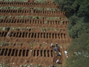Các nhân viên nghĩa trang tiến hành chôn cất một thi thể tại nghĩa trang Vila Formosa ở Sao Paulo, (Brazil). Ảnh: AP