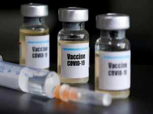 Các chai thuốc được dán nhãn "Vaccine COVID-19" và ống tiêm y tế được chụp vào ngày 10-4-2020.