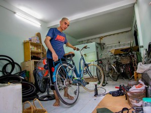 Chàng trai ‘hồi sinh’ xe đạp tặng người nghèo