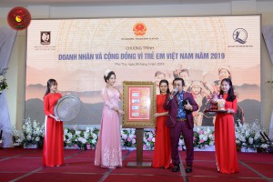 Doanh nhân Nguyễn Hoàng Sang ủng hộ vật phẩm đấu giá thành công 210 triệu cho Quỹ Bảo trợ trẻ em VN