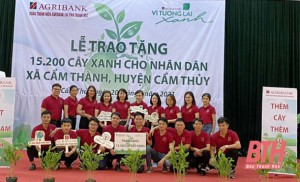 Đoàn thanh niên Agribank Thanh Hóa tặng cây giống cho Nhân dân xã Cẩm Thành (Cẩm Thủy)