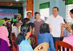 Đại diện lãnh đạo địa phương cùng Đoàn từ thiện ở Bình Dương thăm hỏi sức khỏe của người dân xã An Bình Tây, huyện Ba Tri