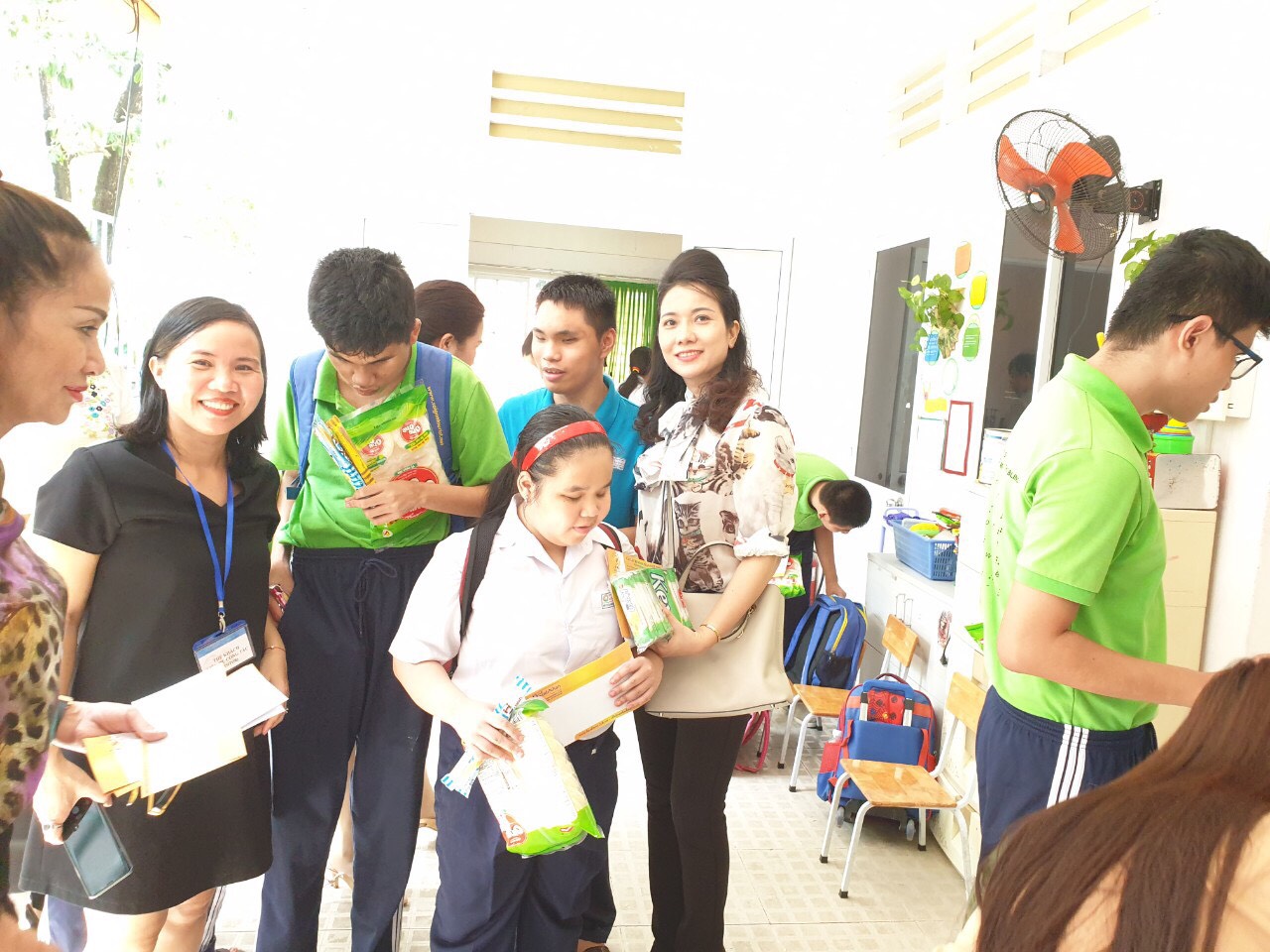 Hoa khôi Nữ Doanh Nhân Tài Sắc 2019 Đặng Thị Minh Nguyệt trao bánh và phong bì cho một em học sinh nghèo