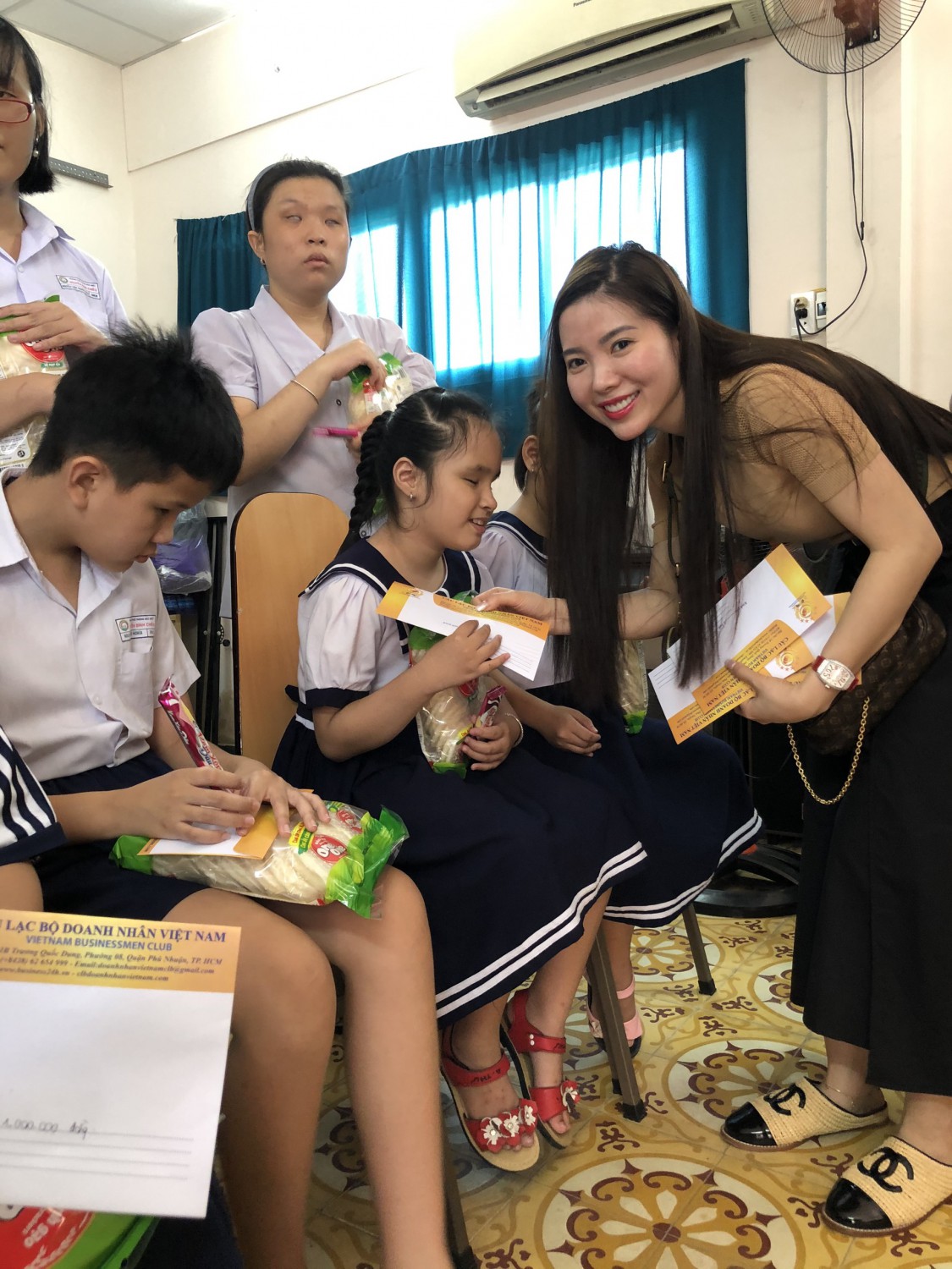 Chị Nguyễn Thị Bích An trao quà cho các em
