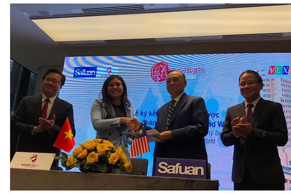 Bà Lương Huệ Hiền bắt tay với đại diện Tập đoàn Safuan Group sau khi ký kết hợp tác mở Chợ Việt Nam tại Malaysia -Ảnh: Hùng Lê