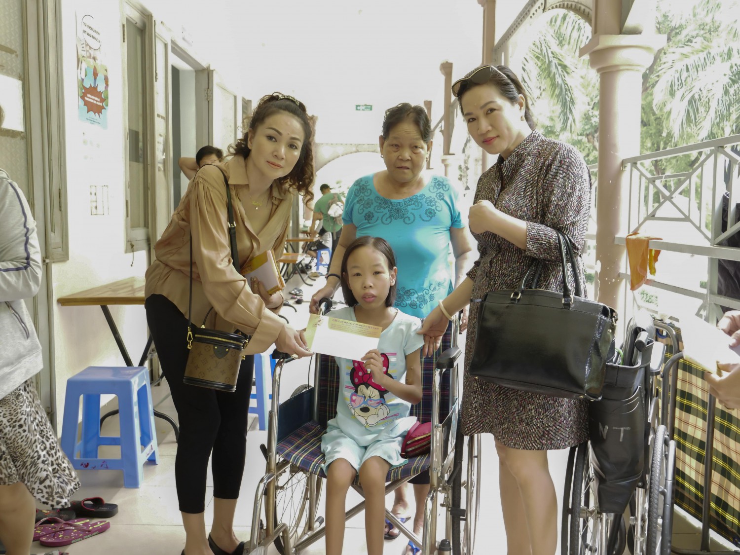 Doanh nhân Trần Thị Ngọc Bích (trái) chụp ảnh cùng bệnh nhi