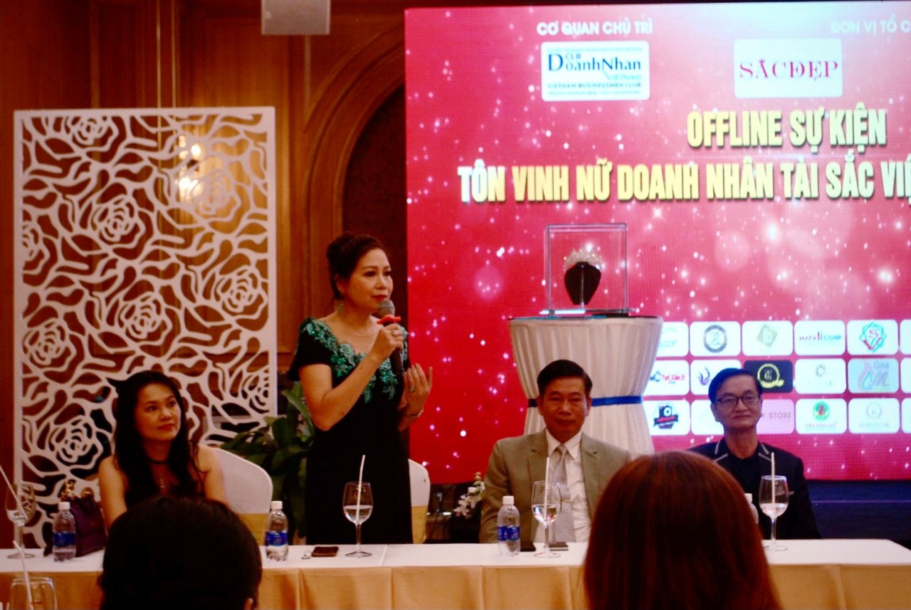 Hoa hậu quý bà - Trịnh Thị Vân Anh đang chia sẻ những kinh nghiệm của mình đến với các nữ doanh nhân.