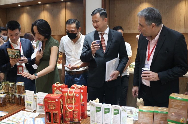 Các đại biểu tham quan các sản phẩm của doanh nghiệp TP Hồ Chí Minh trưng bày tại Trung tâm Xúc tiến thương mại và Đầu tư TP Hồ Chí Minh.