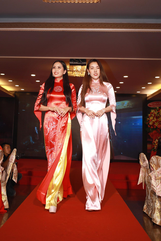 Phần trình diễn bộ sưu tập áo dài của nhà thiết kế Nguyễn Xuân Thảo