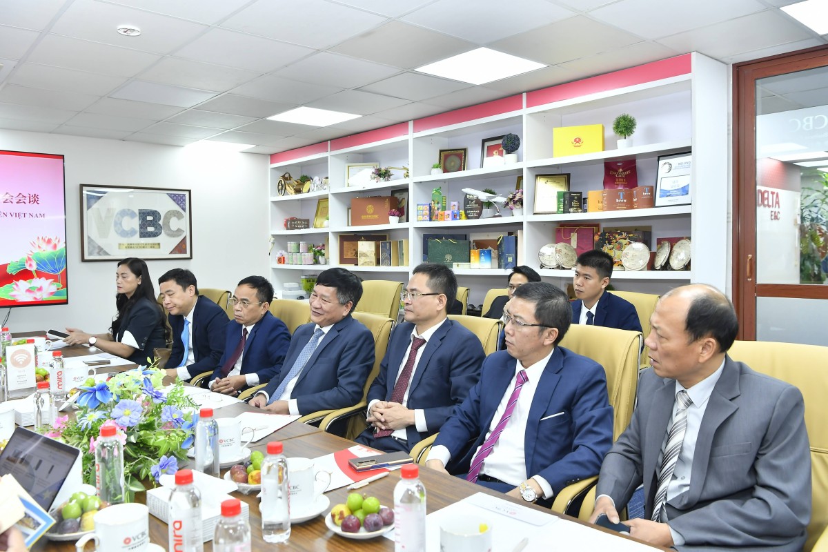 Các thành viên trong Đoàn công tác tỉnh Điện Biên (Ảnh: Đan Trần)