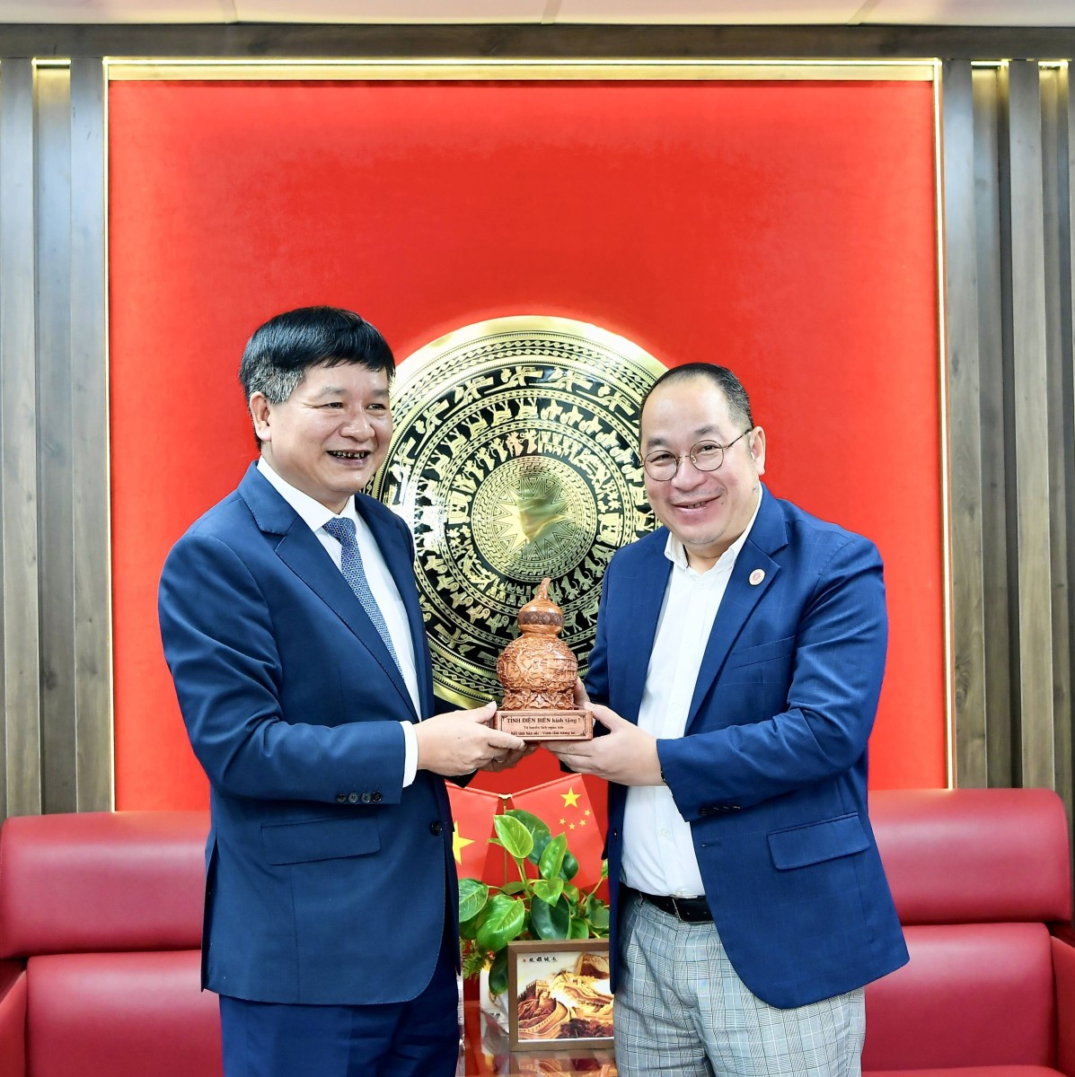 Phó Bí thư Thường trực Tỉnh ủy, Chủ tịch Hội đồng nhân dân tỉnh Điện Biên Lê Thành Đô trao quà tặng đến ông Steve Bùi - Chủ tịch VCBC. (Ảnh: Đan Trần)